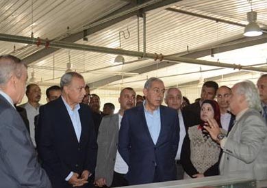وزير الصناعة أثناء تفقد مشروع الطاقة المتجددة